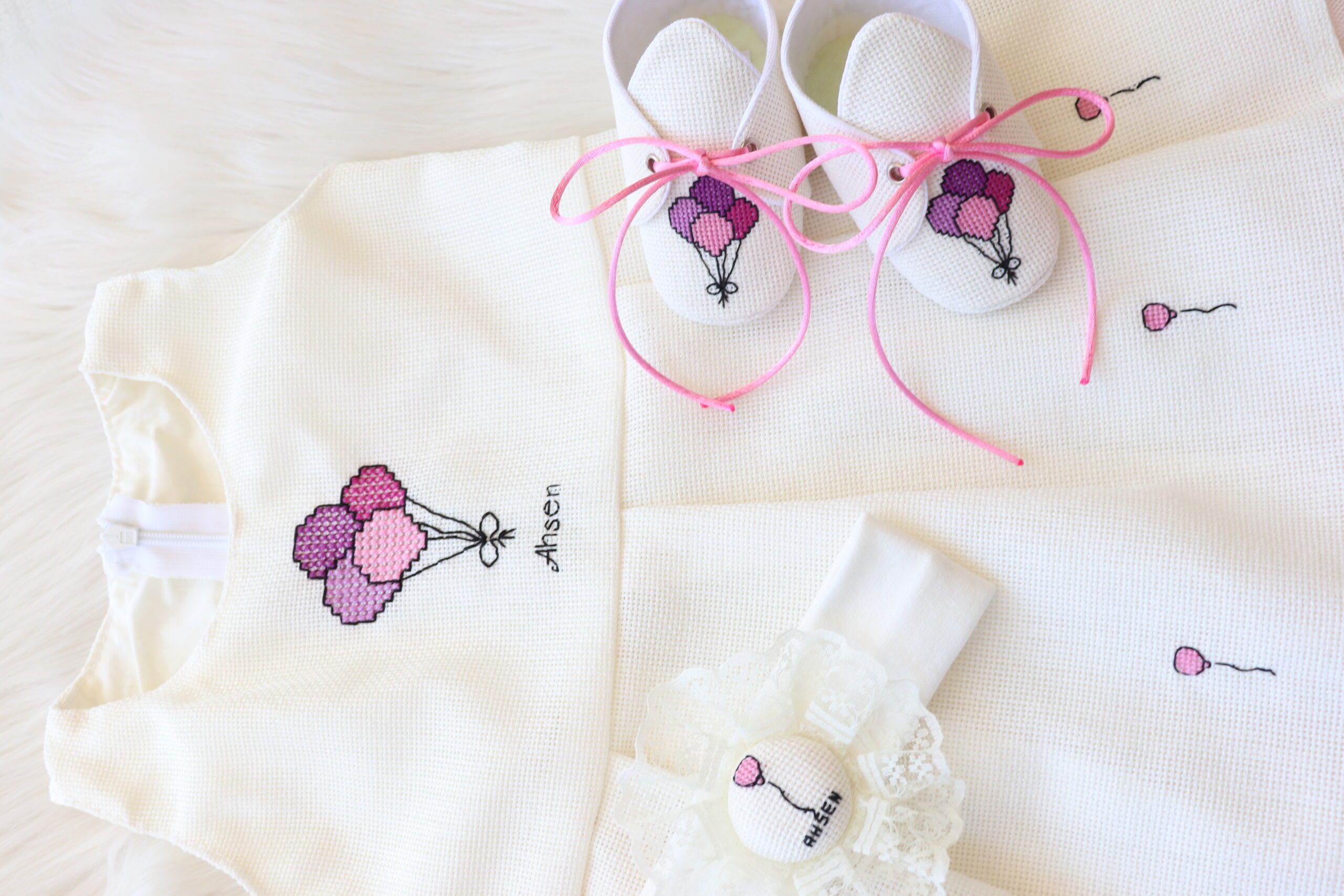 Kişiye Özel İsimli Pileli Bebek Elbisesi, Ayakkabı ve Saç Bandı Seti - Pembe Balonlar - Görsel 2