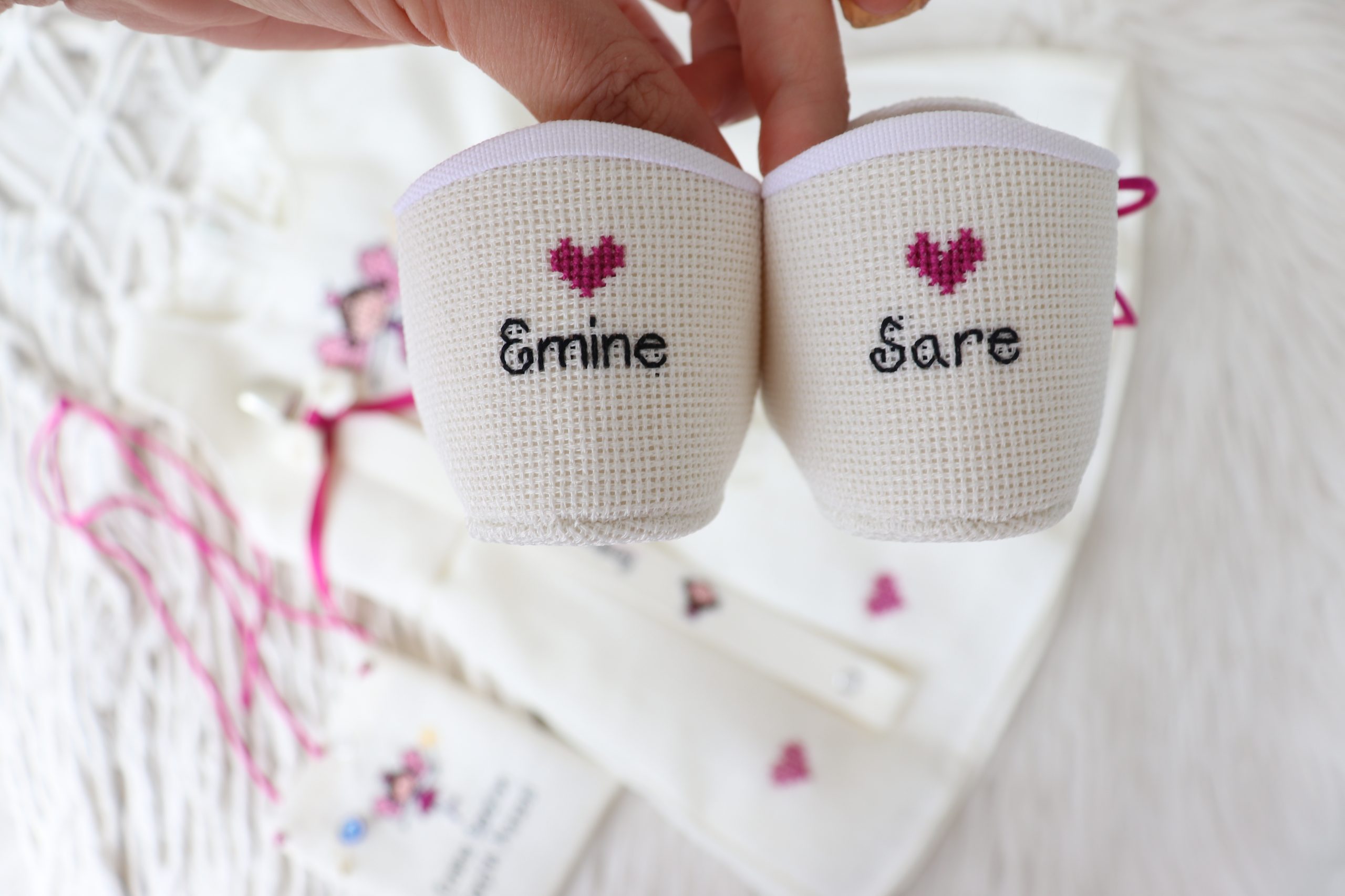 Kişiye Özel İsimli Pileli Bebek Elbisesi, Ayakkabı, Saç Bandı, Emzik Askısı ve Harçlık Kesesi Seti - Peri Kızı - Görsel 2