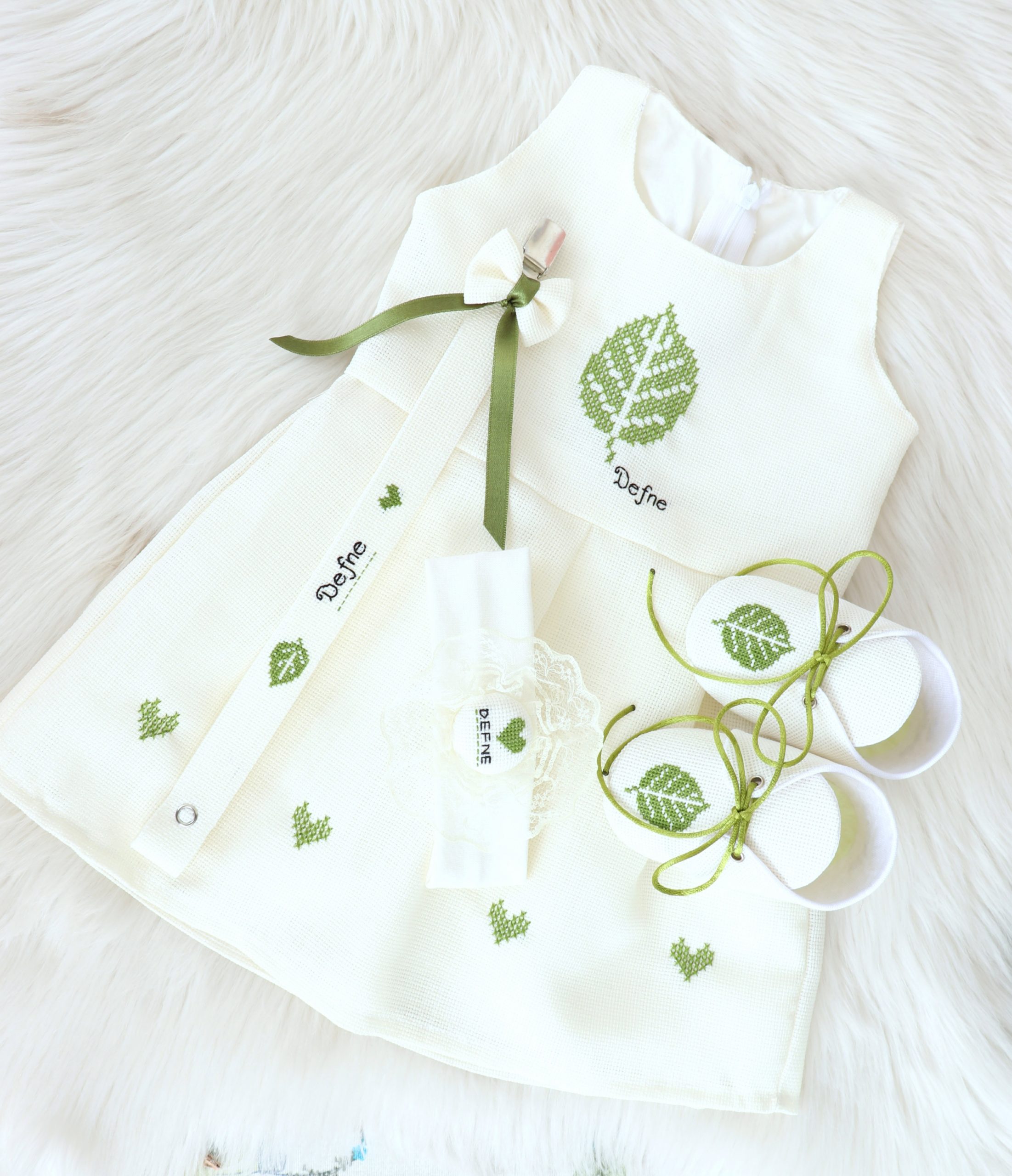 Kişiye Özel İsimli Pileli Bebek Elbisesi, Ayakkabı, Saç Bandı ve Emzik Askısı Seti - Defne